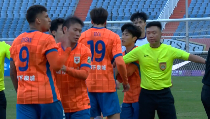 这人能交！鲁津半场结束克雷桑与对手争执引多人冲突，泽卡有事真上冲第一霸气护队友