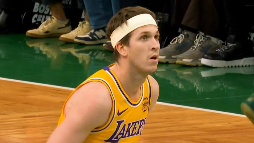 各显神通！怀特连中三分助绿军起势 湖人里夫斯妙传+罚球稳住局势