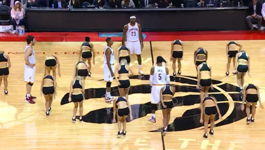 哈哈他好像内个突发&ldquo;顽疾&rdquo;！NBA十大搞笑&ldquo;诡异&rdquo;行为