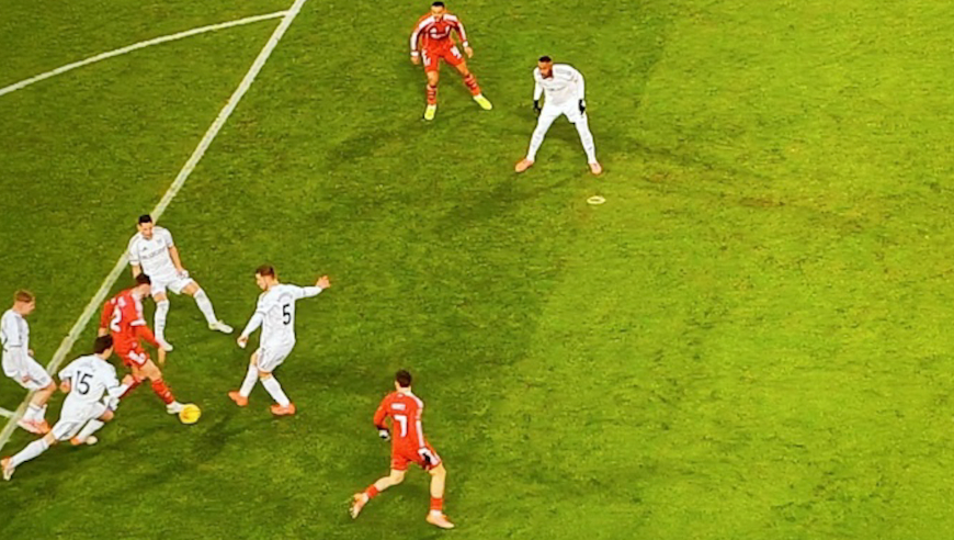 维尔茨这进球彻底颠覆了VAR对越位的认知：众球迷纷纷晒图自划线提质疑，这球你怎么看