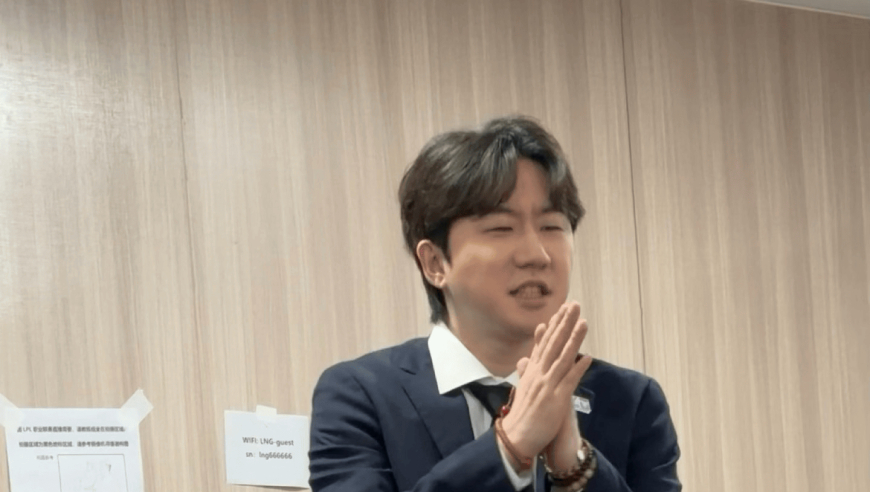 BLG分享休息室Daeny的表情：看BLG比赛时我就这样