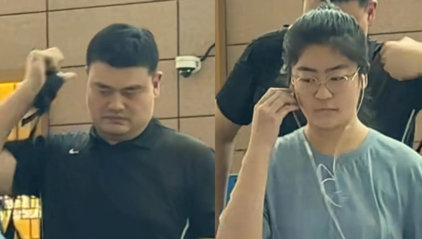 姚明父女现身机场！15岁姚沁蕾快赶上父亲，脸型神复制引关注