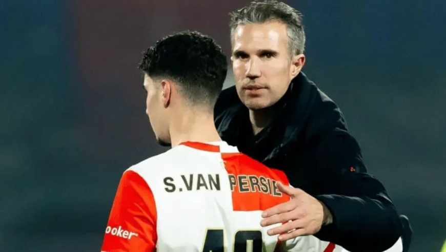 传承！42岁教练范佩西换上19岁前锋儿子 球队1-3输球+吞下4连败