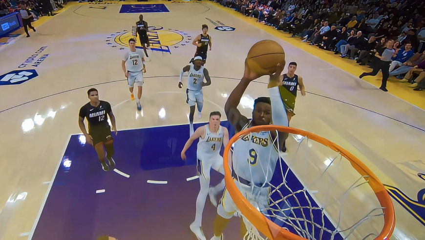 全场起立！里夫斯空接连线布朗尼又造热火犯规 湖人主场沸腾了