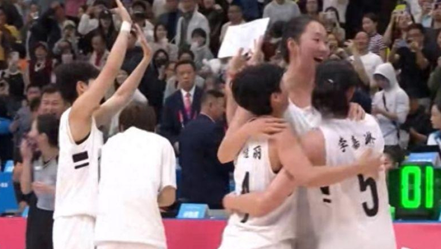 重回巅峰！三分8中6怒砍24分，能组织能得分，球迷：宫鲁鸣召她替代李缘