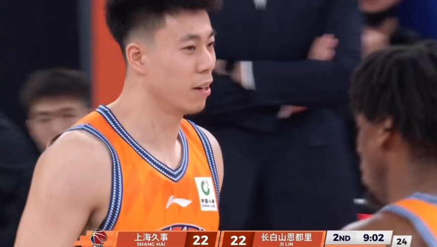 弥补过错！张镇麟突破被吹走步 随后外线接球妙传大白边凶残暴扣