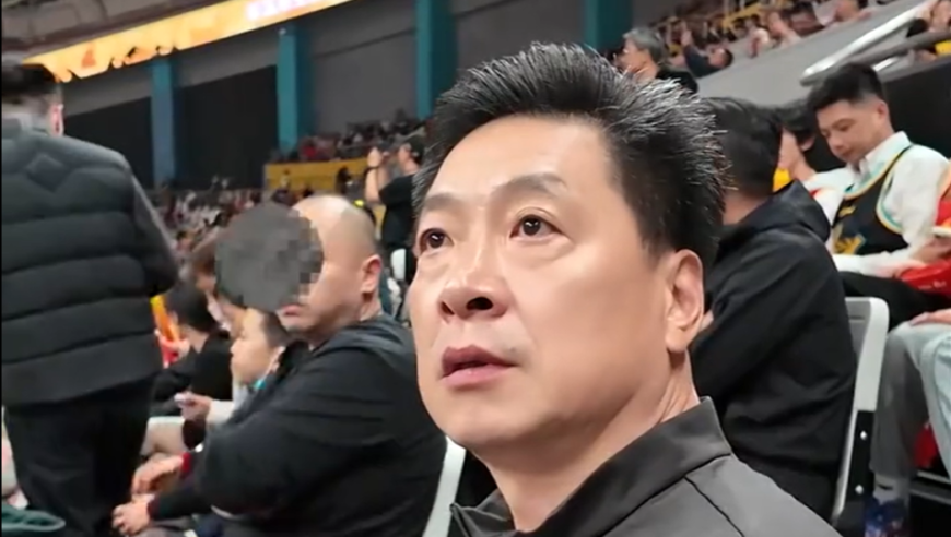 李春江观看CBA揭幕战！看到胡金秋戴上冠军戒指，眼里泛起了泪花