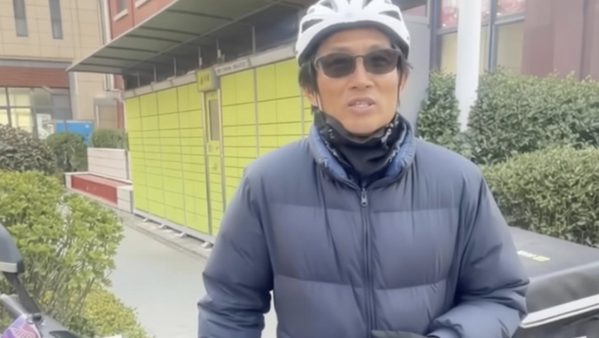 唏嘘？49岁前中超球员送外卖：一天收入三四百 李玮锋知情后伸援手