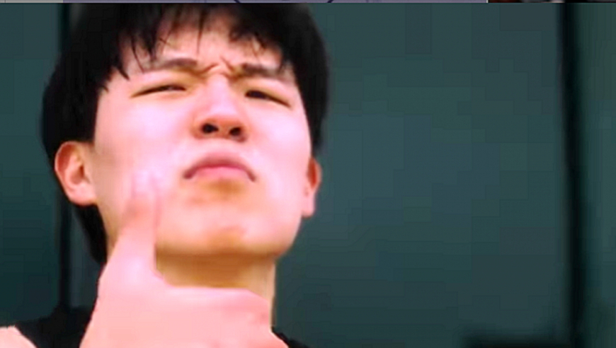 杨瀚森自信一幕！命中半场神奇三分后为自己竖起大拇指 用英文说完美