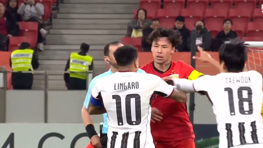 太鲁莽！张琳芃背后亮鞋钉飞铲林加德，后者暴怒双方冲突裁判忙拉架