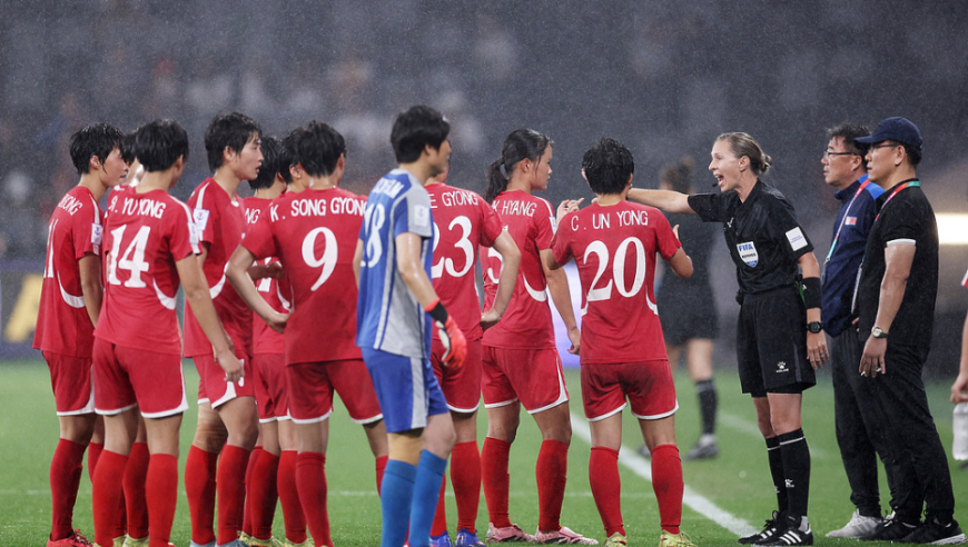 不服！朝鲜主帅抗议：主裁提前结束比赛不公平！中国女足制胜球越位