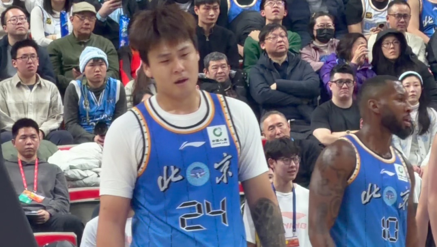 现场视角回看北京浙江关键球 赵睿续命布朗极限三分+反击暴扣