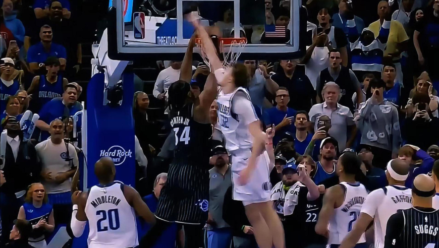 独行侠魔术生死时刻：魔术萨格斯三分+妙传准绝杀 最后1.4秒太争议