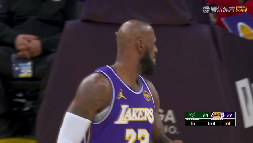 老当益壮！詹姆斯反击妙传海斯空接暴扣 随后反击制造库兹马犯规