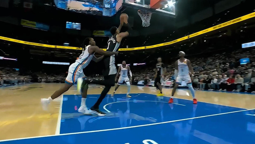 一波打崩！文班亚马三分+离谱上篮 马刺末节两分钟连轰9分打停雷霆