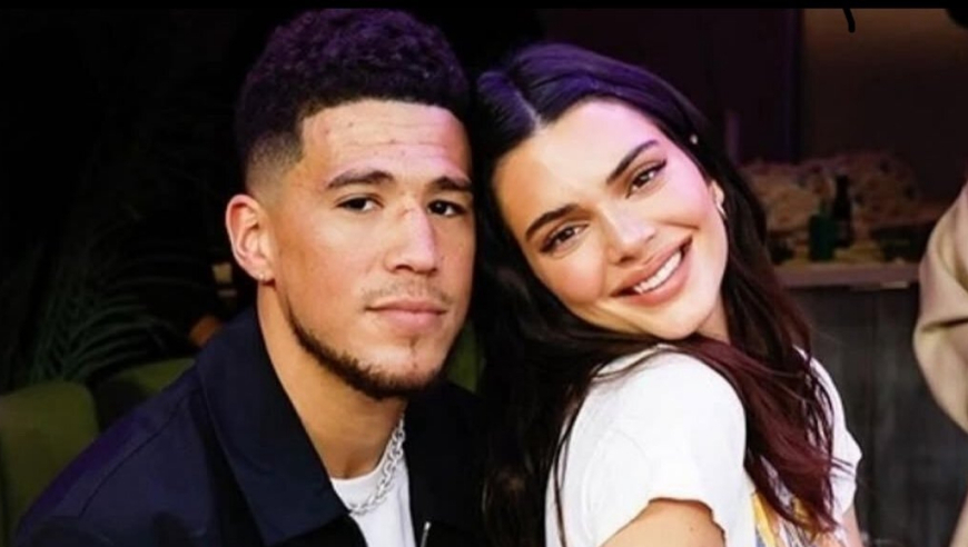 布克与詹娜暧昧互动引热议！公开调情前女友：你来给我揉揉受伤的脚