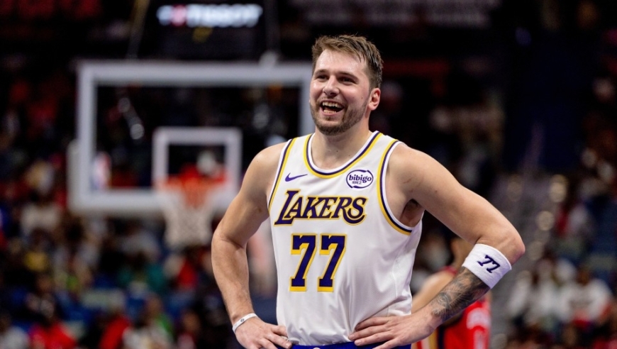 好兄弟！邓恩拿球推搡东契奇被海斯一把推开，东子：我告诉海斯替他交罚款