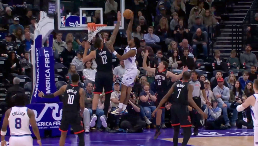 海王太炸裂！篮下防守送血帽 随后接杜兰特传球单臂转身隔扣