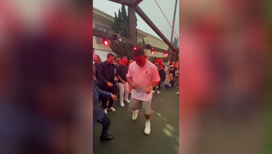 当年可是无敌的外星人！49岁罗纳尔多大秀舞姿，嗨翻全场