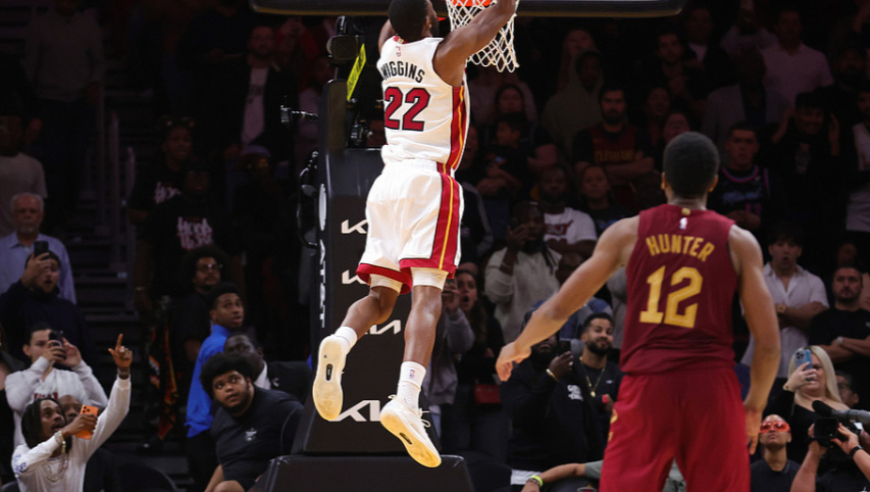 0.4秒空接扣篮！维金斯绝杀骑士，全队气势如虹，热火涅槃重生