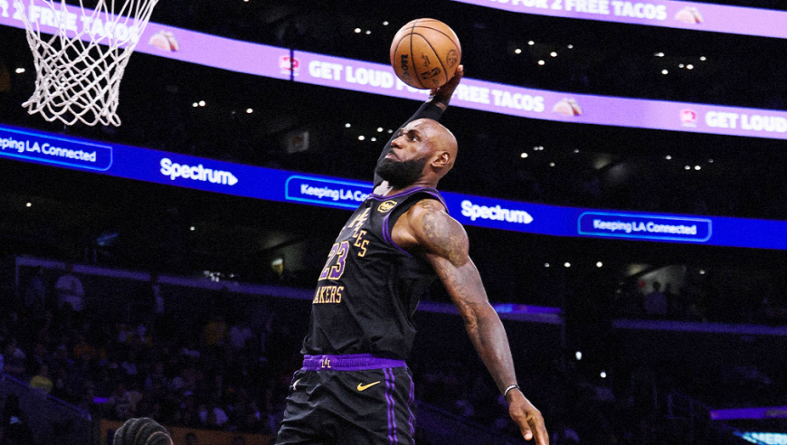 单场4记炸扣！詹姆斯21分7板7助擒鹈鹕：只差3球成历史进球王