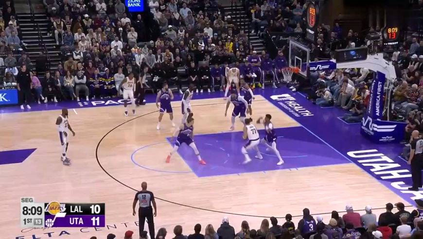 东契奇这球太逆天了！詹姆斯满脸不敢相信，全场球迷沸腾