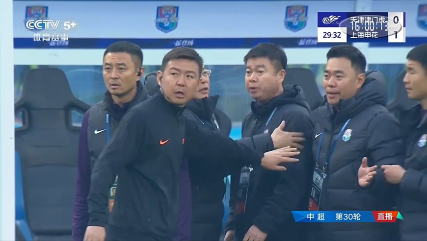 争议！阿苏埃放倒天津球员打门被封堵 天津主帅不满判罚暴怒被拦住
