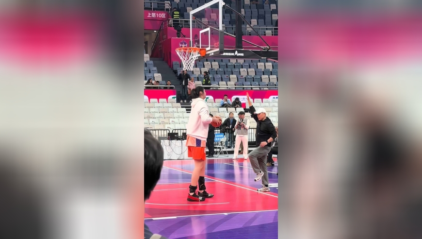 被张子宇这一连串的热身动作看呆了，果然是高人