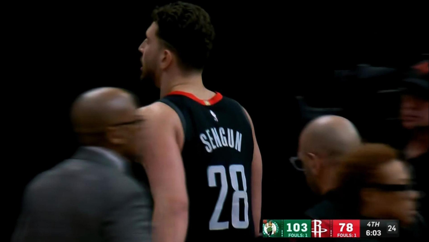 急了！火箭申京不满判罚喷女裁判 女裁判也怒了直接将申京罚出场