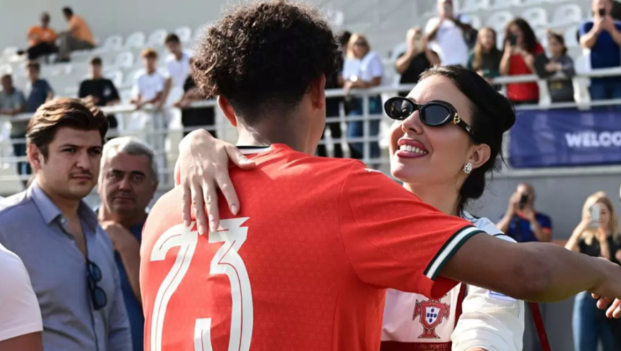 C罗未婚妻拥抱15岁迷你罗，红皮裙配爱马仕很惹眼，跟准婆婆仍冷淡