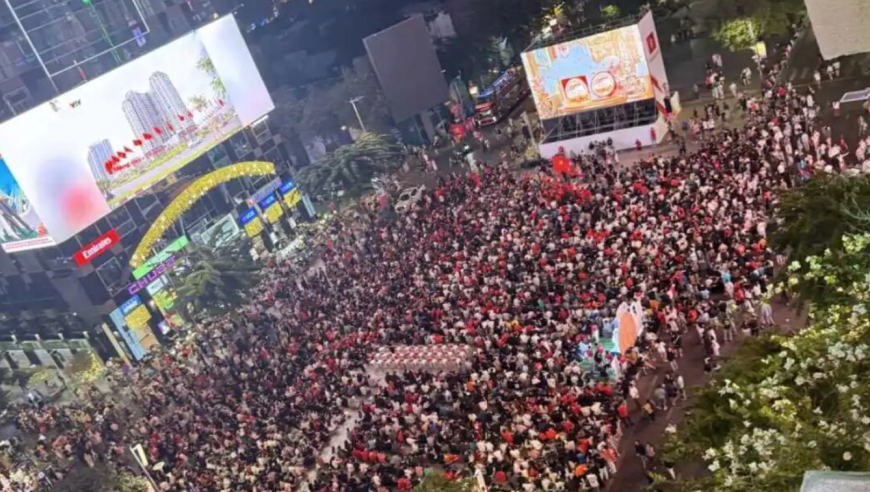 震撼！数万名越南球迷街头观战&ldquo;中越战&rdquo; 短暂沮丧后该吃吃该喝喝