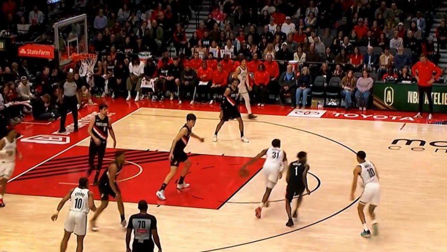 千呼万唤始出来！杨瀚森登场后无机会 随后抢篮板引领开拓者快攻