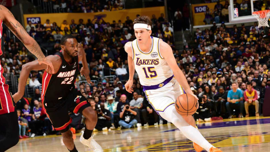 里夫斯26+11集锦：妙传布朗尼空接暴扣 关键三分大心脏