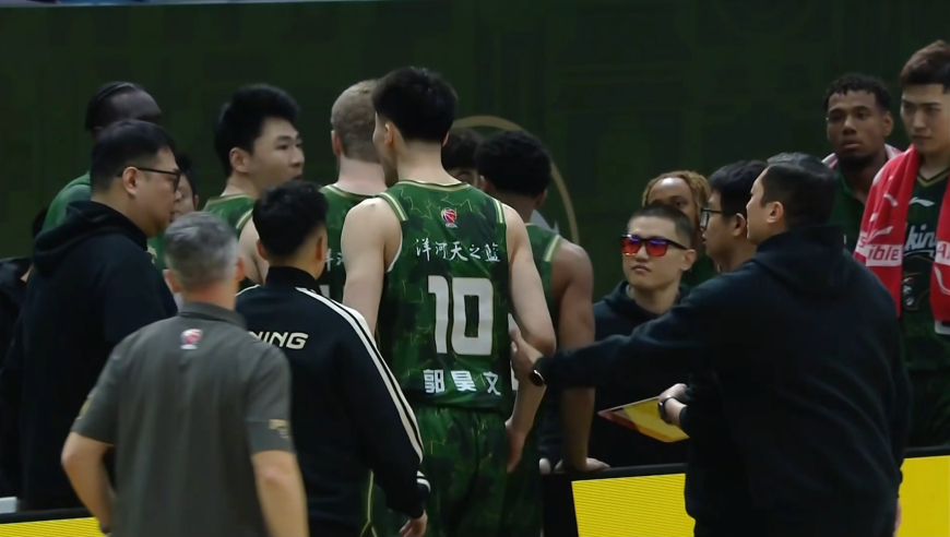 严重内讧！赵柏清与郭昊文冲突 主帅大喊换人随即将两人摁在替补席