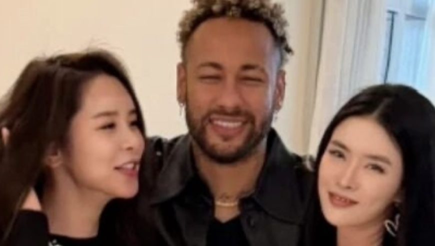 乐开花！内马尔左拥右抱中国日本美女扑克选手 获国内女网红主动亲吻