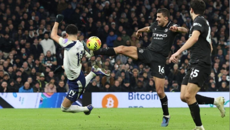 英超-近6轮仅1胜！曼城连丢2球2-2热刺，索兰克破门引争议+蝎子摆尾扳平