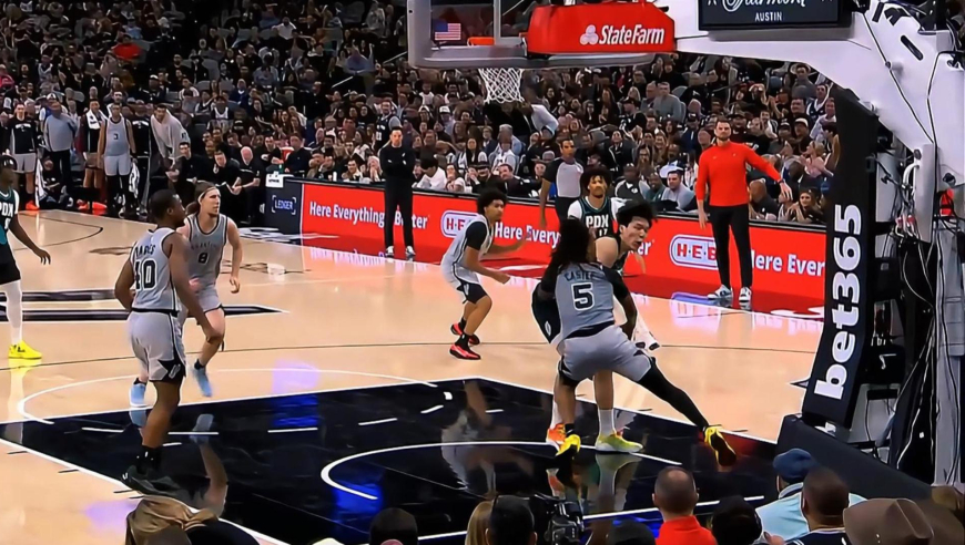 杨瀚森第二节90秒全过程：防守发挥作用 三分未出手+造对手犯规