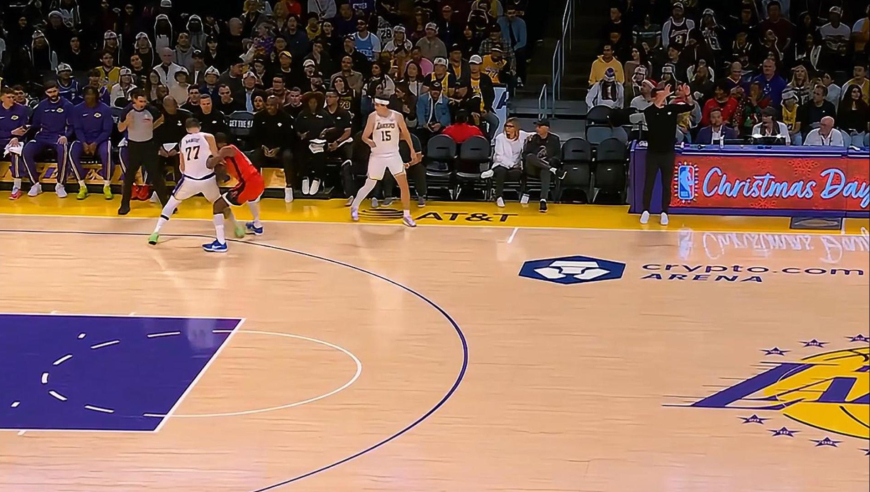 真的给力！伊森首发出战包揽火箭开场全部7分+抢断东契奇暴扣