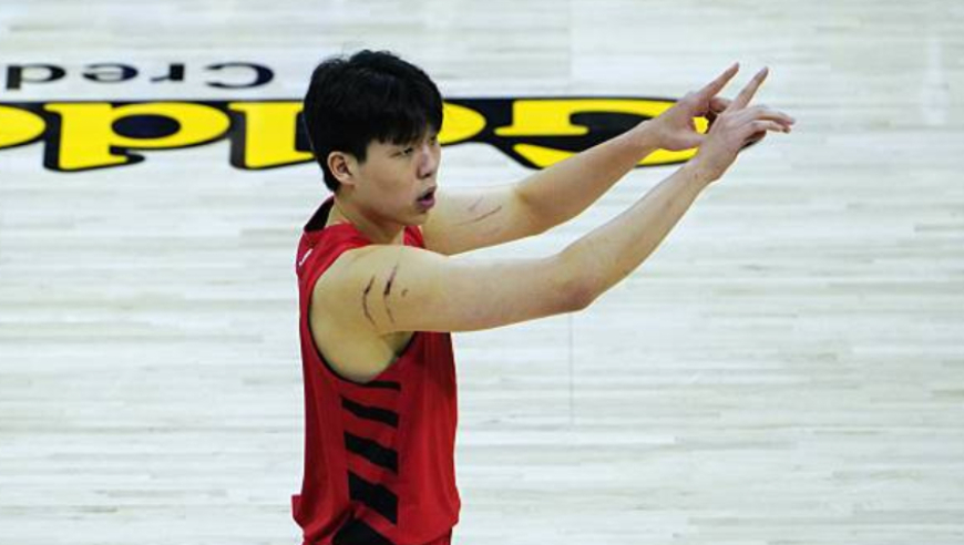 队记：杨瀚森在NBA赛场挣扎有三大原因 对他的长期未来仍充满信心