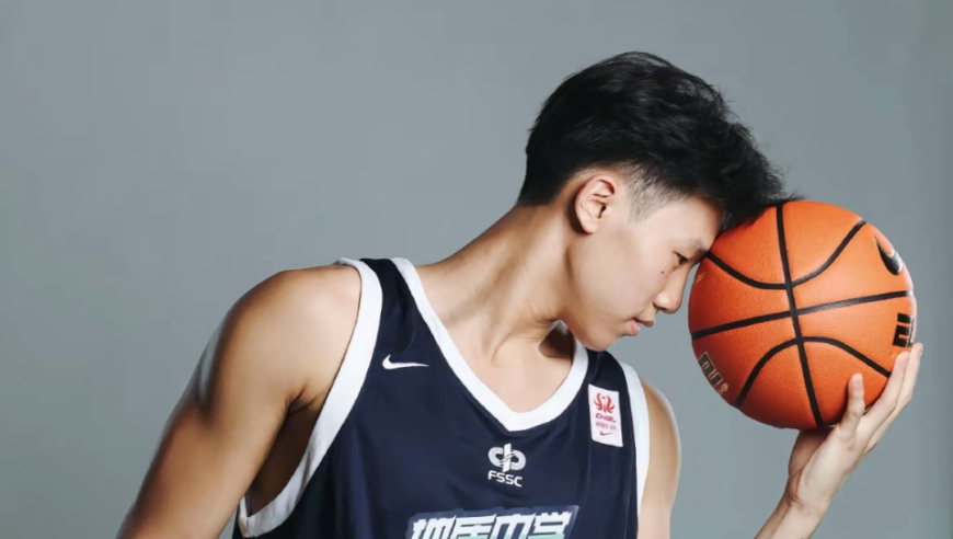 20岁不到身高就达195，未登大学赛场已被朱芳雨盯上！这个篮球新星到底有多强？