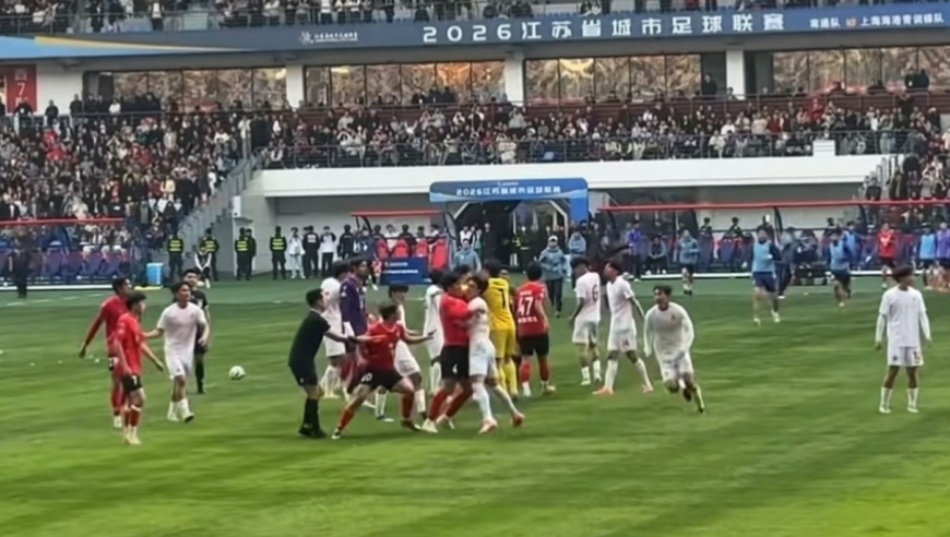 打起来了！南通队与海港U21爆发大规模冲突，数十人卷入+多人染红