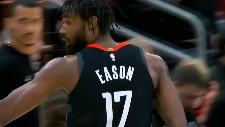 这是真稳！火箭伊森接传球命中三分+底线突破高难度上篮连续砍分