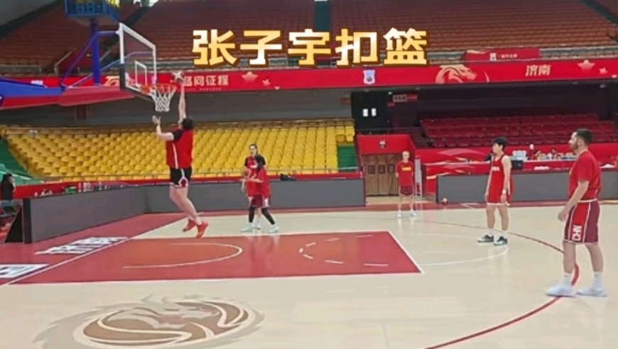 二番战！宫鲁鸣单独指导张子宇，2米26女姚明直接扣篮，非常兴奋