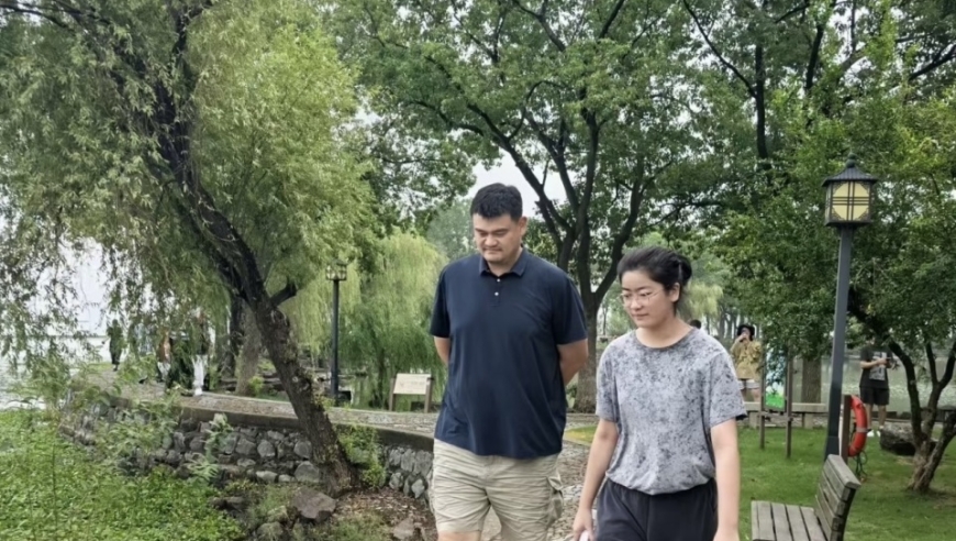 姚明国庆穿NBA装备旅游，已开始领退休金，女儿已经长到194！