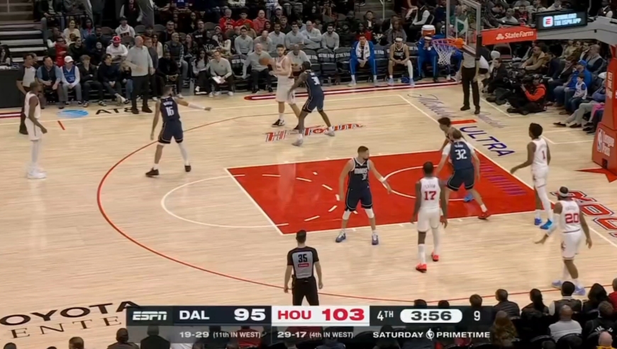 杜兰特超远妙传助攻队友锁定胜局  回顾火箭对阵独行侠最后一刻