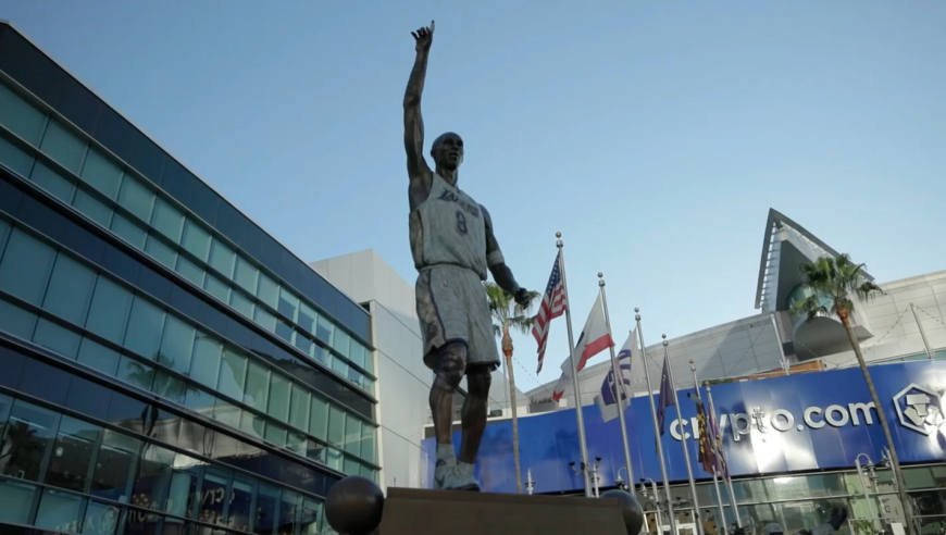 为莱利雕像预热！湖人官方回顾队史雕像：科比拥有两座展现两面性