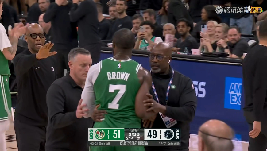 情绪突然失控！多角度看布朗暴怒：不满判罚一度要打裁判被直接驱逐