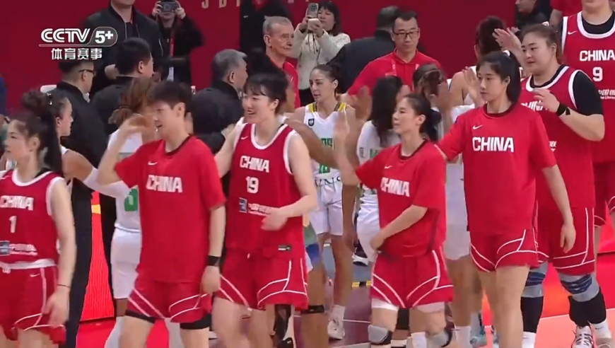 女篮胜巴西赛后众生相：全队笑容满面与对手击掌致意 球迷欢呼雀跃