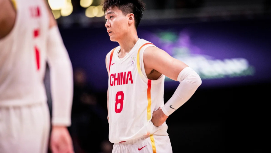 男篮对阵沙特最后时刻：赵睿关键擦板两分助中国首战险胜