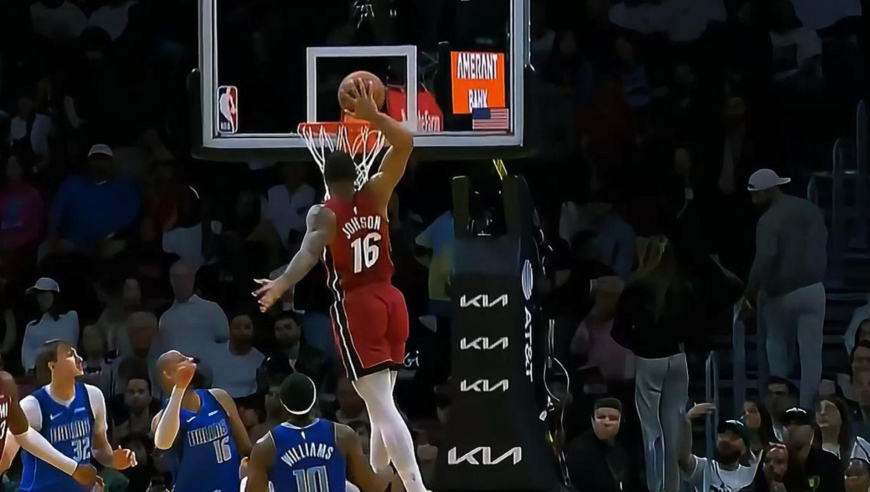 十佳球有了！热火小将约翰逊罚球线附近滑翔劈扣 独行侠都看傻了